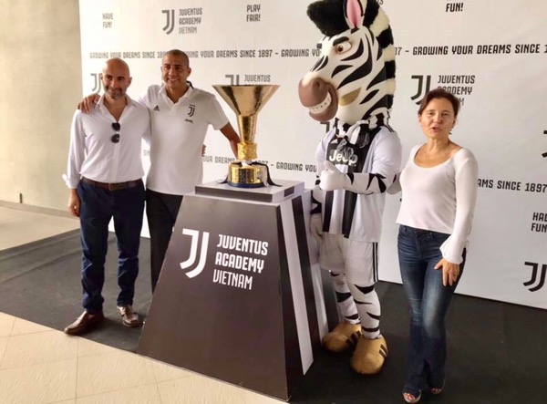 Cựu danh thủ David Trezeguet (thứ 2 từ trái sang) cùng đại diện của CLB Juventus mang theo chiếc cúp Serie A và biểu tượng của CLB đến buổi ra mắt.