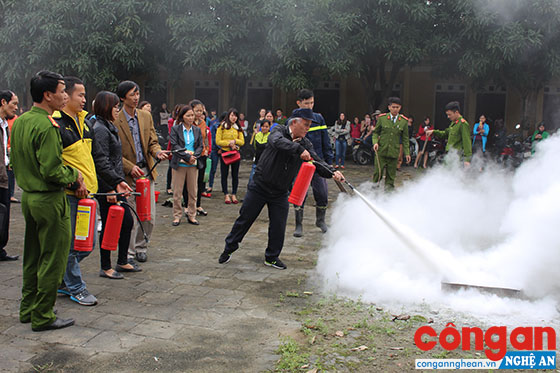Tuyên truyền, hướng dẫn người dân kỹ năng sử dụng các phương tiện chữa cháy