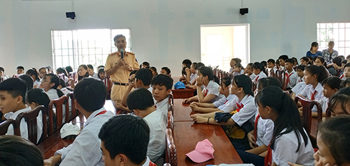 Báo cáo viên Phòng Cảnh sát giao thông Công an tỉnh tuyên truyền an toàn giao thông cho học sinh Trường THCS Phạm Hữu Chí (huyện Long Điền).