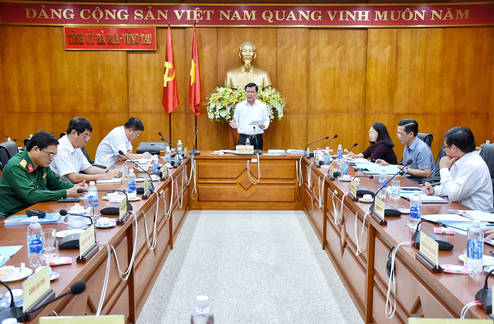 Đồng chí Nguyễn Hồng Lĩnh, Ủy viên Trung ương Đảng, Bí thư Tỉnh ủy, Chủ tịch HĐND tỉnh phát biểu tại cuộc họp.