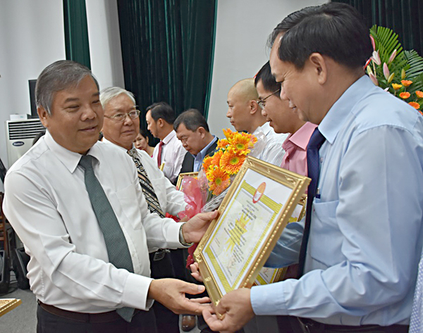 Đồng chí Bùi Thanh Nghĩa thừa ủy quyền tặng Bằng khen của Trung ương Hội Khuyến học Việt Nam cho các cá nhân, tập thể.