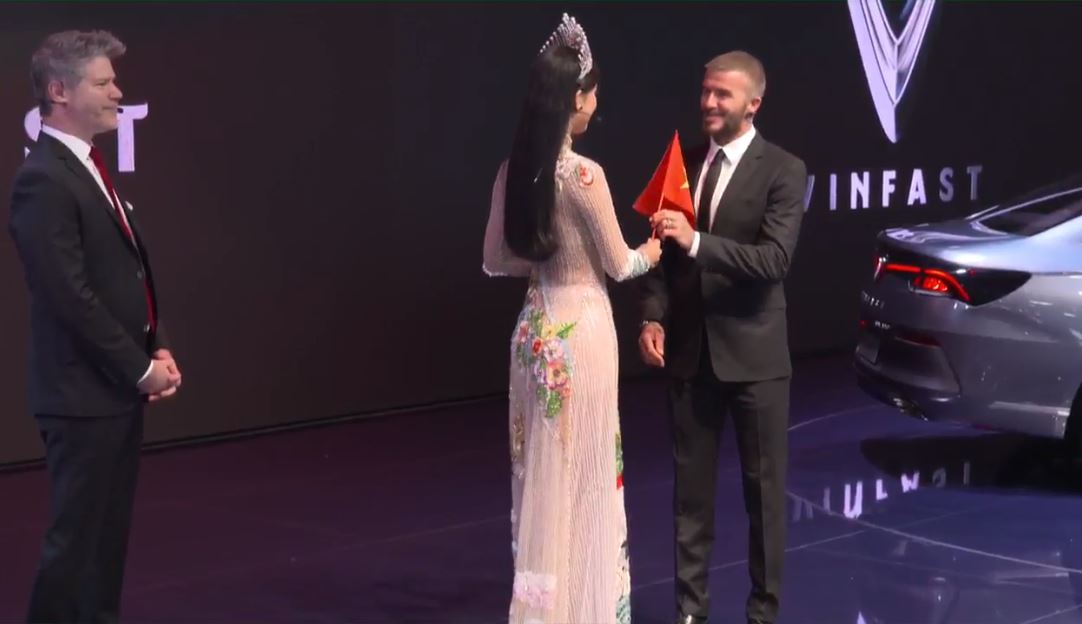 Tiểu Vy tặng Beckham lá cờ Việt Nam