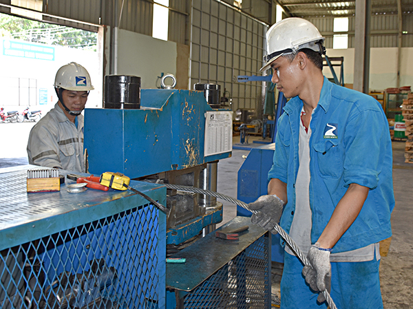 Công ty CP liên hiệp Mê Kông sử dụng máy kéo cáp để nâng cao NSLĐ.