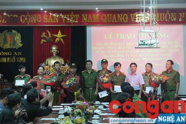 Lãnh đạo Công an tỉnh, thành ủy, UBND TP trao thưởng các đơn vị