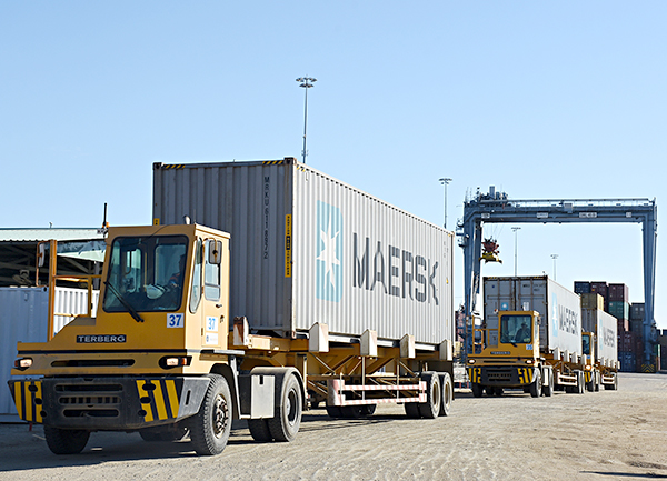 Các xe chở Container hàng hóa tại cảng dịch vụ hàng hải, Công ty CP Dịch vụ Hàng hải Dầu khí Hưng Thái - HMOSC (ấp Tân Lộc, xã Phước Hòa (huyện Tân Thành).