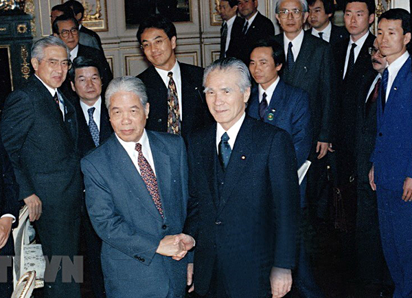 Thủ tướng Nhật Bản Tomiichi Murayama và Tổng Bí thư Đỗ Mười trong khuôn khổ chuyến thăm chính thức Nhật Bản từ 18 đến 19-4-1995. Ảnh: XUÂN LÂM