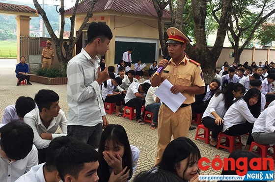 Tình huống hỏi, đáp trực tiếp giữa cán bộ tuyên truyền và học sinh, giúp các em dễ tiếp thu các nội dung cơ bản của Luật Giao thông đường bộ