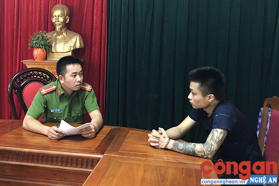Cán bộ Công an TP Vinh lấy lời khai đối tượng trong 1 vụ án