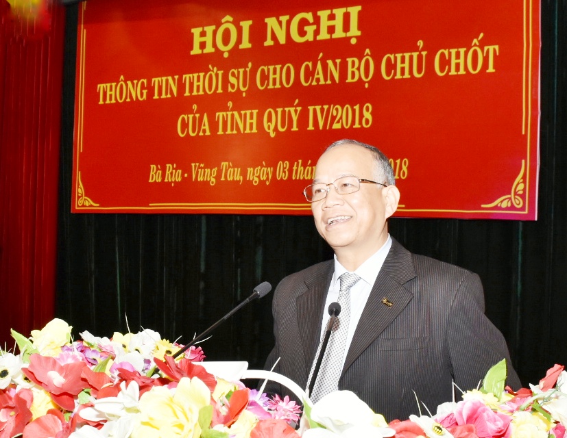 TS. Nguyễn Minh Phong cung cấp thông tin thời sự trong nước và quốc tế đến các đại biểu.