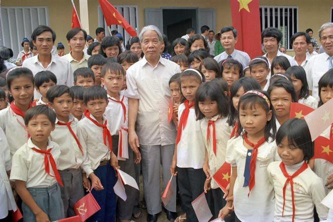 Tổng Bí thư Đỗ Mười với thiếu nhi Trường PTTH An Thạch, huyện Bến Lức, tỉnh Long An (28-9-1996).  Ảnh: Xuân Lâm 