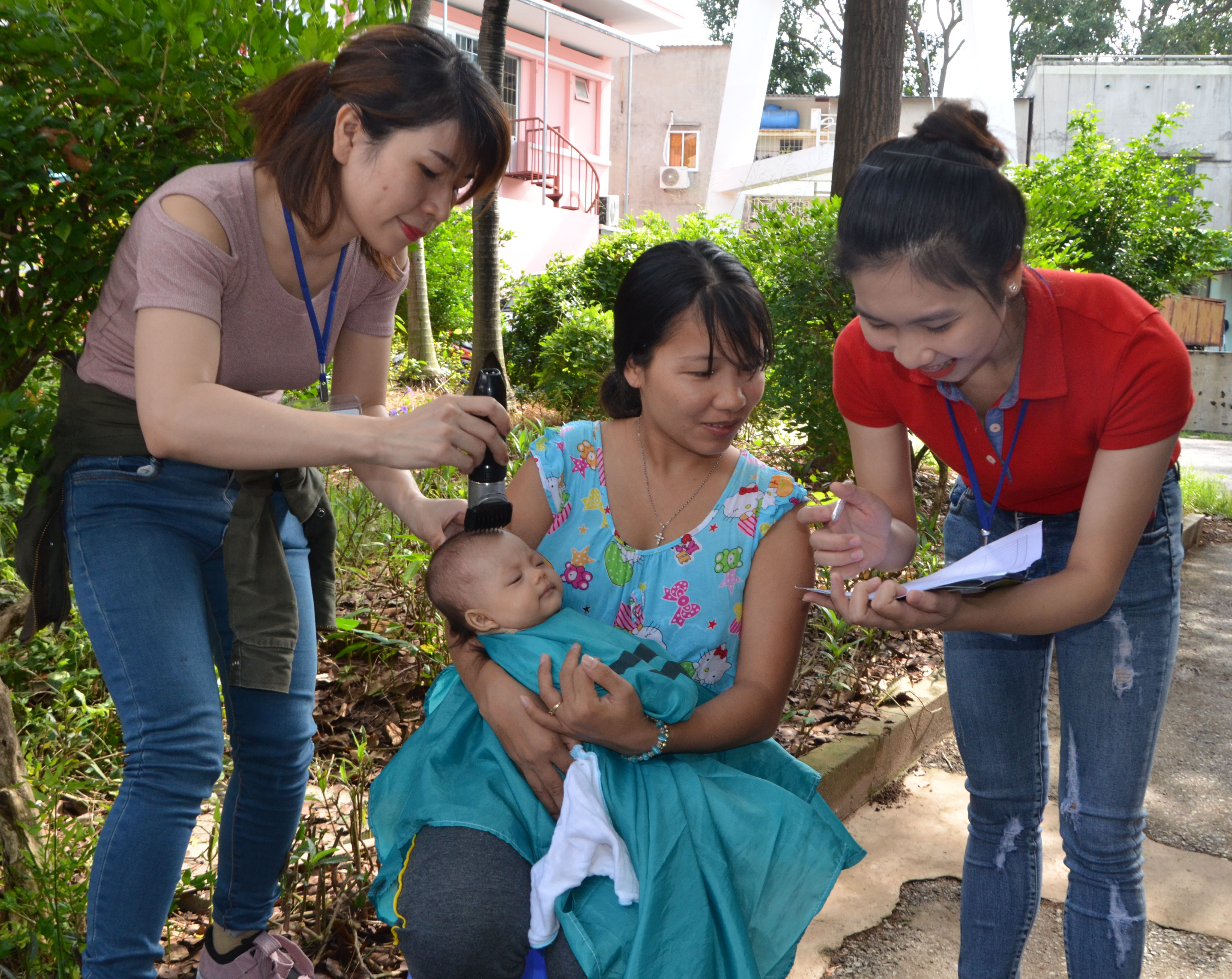 Tình nguyện viên của Đội tình nguyện Sống Hạnh Phúc cắt tóc cho bệnh nhân có hoàn cảnh khó khăn đang điều trị tại Bệnh viện Lê Lợi.