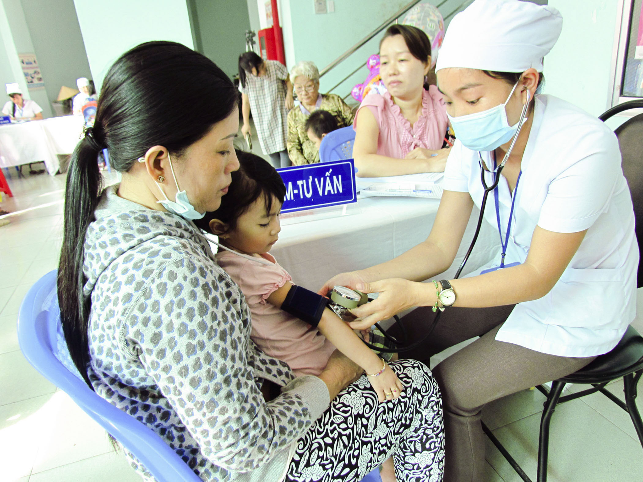 Nhân viên y tế Trạm Y tế phường 4 (TP.Vũng Tàu) sơ cứu vết thương cho người dân. 
