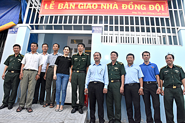 Lễ bàn giao nhà đồng đội cho Thượng úy Vũ Văn Bôn, nhân viên hàng hải tàu BP 13-19-01 (Hải đội Biên phòng 2).