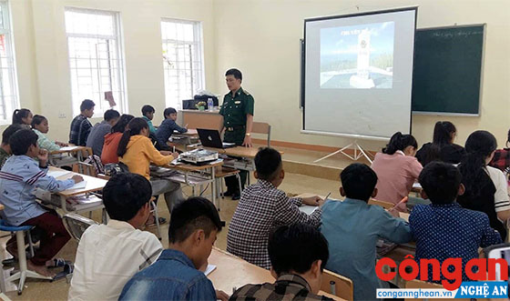 Đồn Biên phòng Cửa khẩu quốc tế Nậm Cắn tuyên truyền, phổ biến, giáo dục pháp luật cho học sinh trên địa bàn