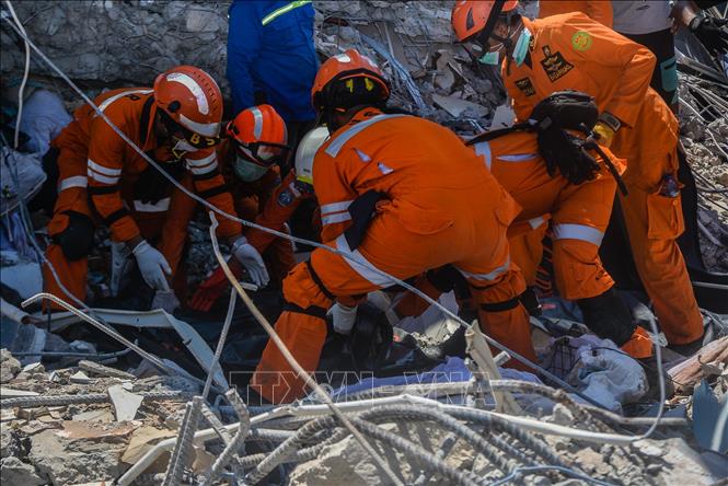 Lực lượng cứu hộ nỗ lực tìm kiếm các nạn nhân trận động đất, sóng thần tại Palu, đảo Sulawesi, Indonesia ngày 1-10.