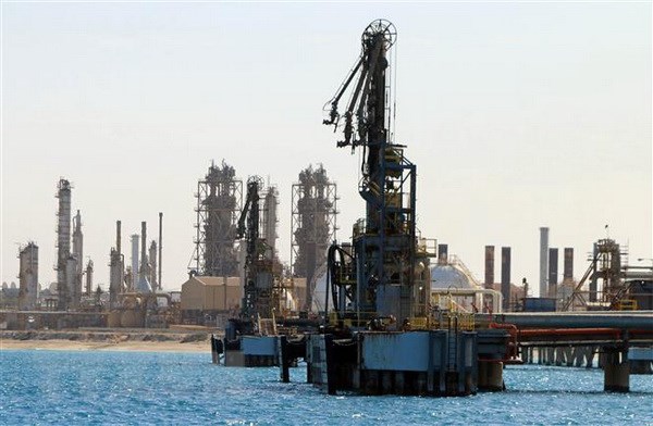 Một cơ sở lọc dầu tại thị trấn al-Buraqah, Libya.