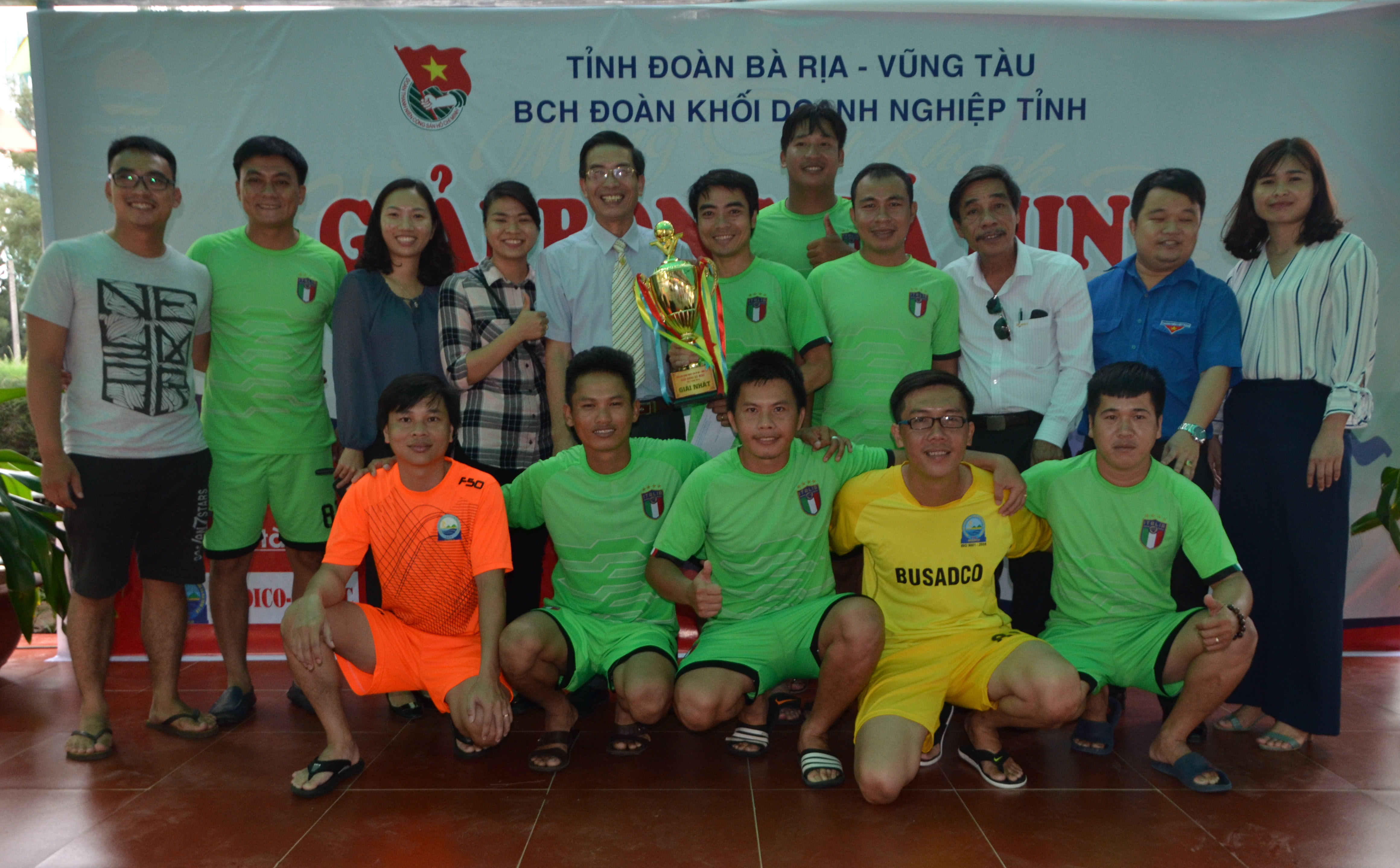 Ban tổ chức trao cúp vô địch cho Đoàn cơ sở Busadco.