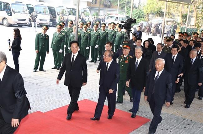 Các đồng chí lãnh đạo, nguyên lãnh đạo Đảng và chính phủ vào viếng đồng chí Đỗ Mười.