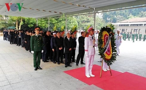 Sau đoàn gia đình, đoàn đoàn Văn phòng đồng chí Đỗ Mười vào viếng.