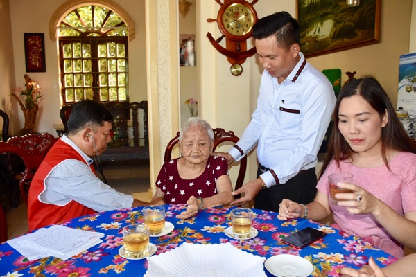 Các bác sĩ đến tận nhà thăm, khám sức khỏe cho Mẹ VNAH Hồ Thị Tam (Xã Long Phước, TP. Bà Rịa).