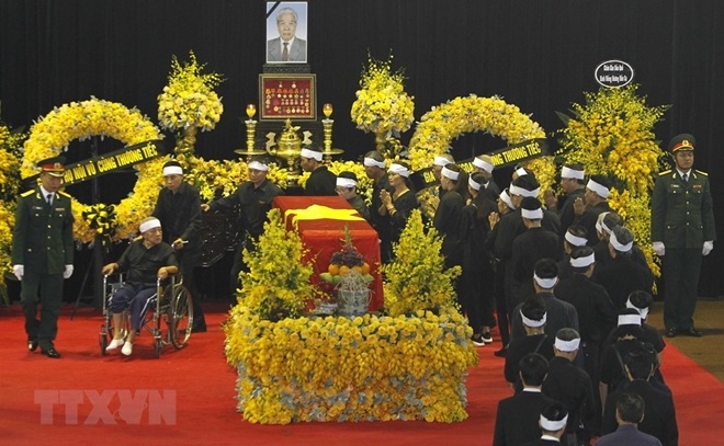 Đoàn gia đình, họ hàng nội ngoại viếng đồng chí Đỗ Mười. (Ảnh: TTXVN)