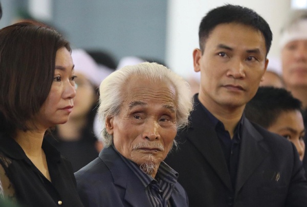 Cụ Nguyễn Xuân Hùng (thị trấn Vân Đình, Hà Nội) năm nay đã 90 tuổi, dáng người hơi khom xuống vì tuổi tác và đôi mắt rơi lệ khi đến viếng Nguyên Tổng bí thư Đỗ Mười.
