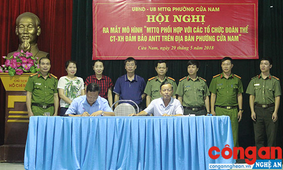 Đại diện Ban công tác mặt trận các khối phường Cửa Nam ký cam kết thực hiện mô hình đảm bảo ANTT trên địa bàn