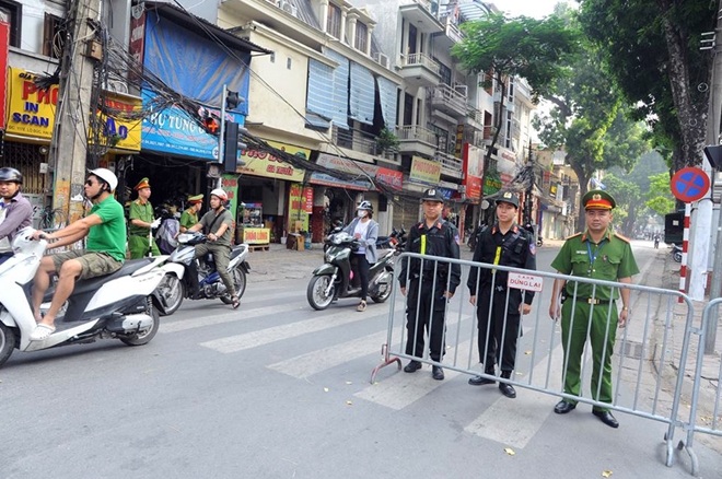 Công an cắm chốt tại những tuyến đường đoàn xe đi qua.