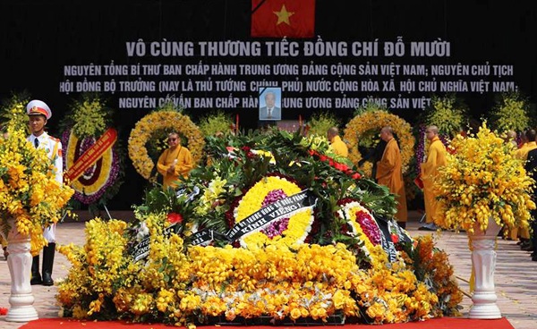 Những vòng hoa xếp kín huyệt mộ cố Tổng bí thư. Ảnh: Ngọc Thành