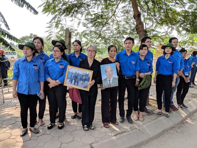Người dân ngóng chờ đoàn linh xa.