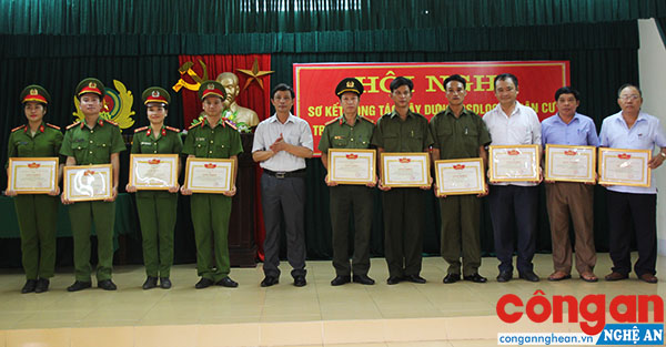 Đại diện lãnh đạo UBND huyện tặng Giấy khen cho các tập thể và cá nhân có thành tích xuất sắc trong công tác thu thập thông tin cơ sở dữ liệu quốc gia về dân cư
