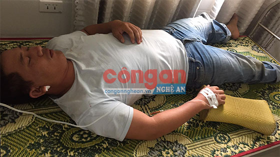 Anh Dương Ngọc Tú nằm điều trị tại Bệnh viện Đa khoa 115 với nhiều thương tích