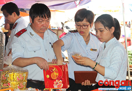 Đoàn liên ngành kiểm tra an toàn vệ sinh thực phẩm trên địa bàn TP Vinh