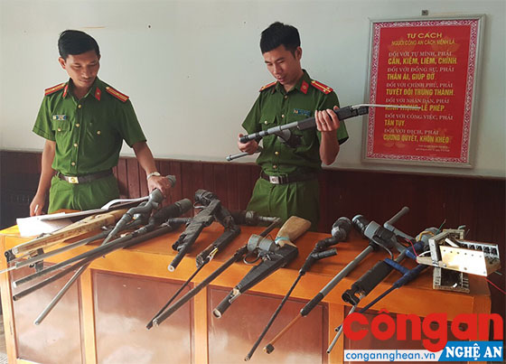 Công an huyện Tân Kỳ kiểm tra số vũ khí, vật liệu nổ và công cụ hỗ trợ trái phép thu giữ được