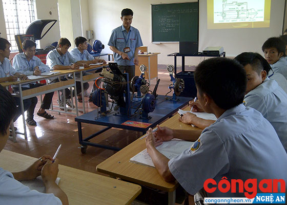 Một buổi thực hành tại trường dạy nghề