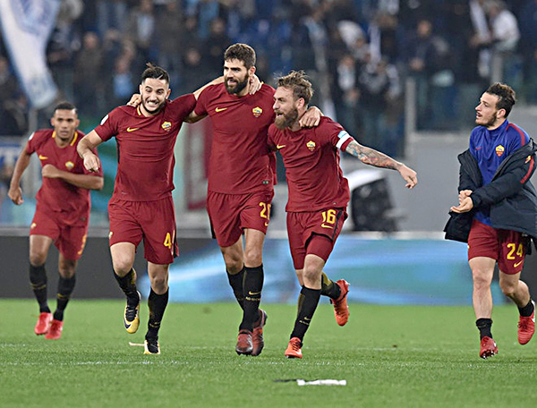 Cầu thủ AS Roma vui mừng sau khi vượt qua Viktoria Plzen với tỉ số 5-0 ở vòng bảng Champions League.