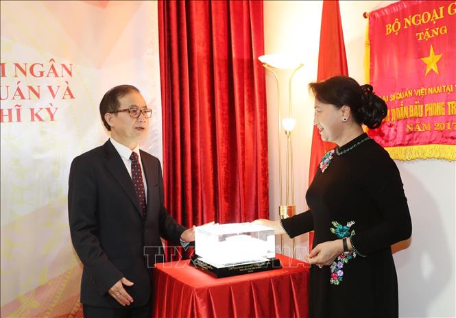 Chủ tịch Quốc hội Nguyễn Thị Kim Ngân tặng quà lưu niệm cho Đại sứ quán Việt Nam tại Thổ Nhĩ Kỳ.  Ảnh: TRỌNG ĐỨC