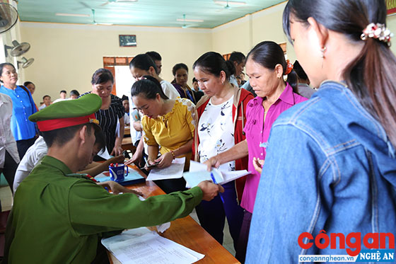 Cán bộ Công an xã chính quy giải quyết nhanh chóng các thủ tục hành chính cho nhân dân