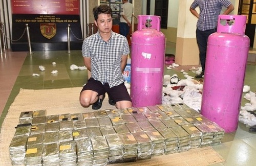 Hùng và số bình ga được chế tạo đặc biệt để nhét cả trăm bánh ma túy vào trong