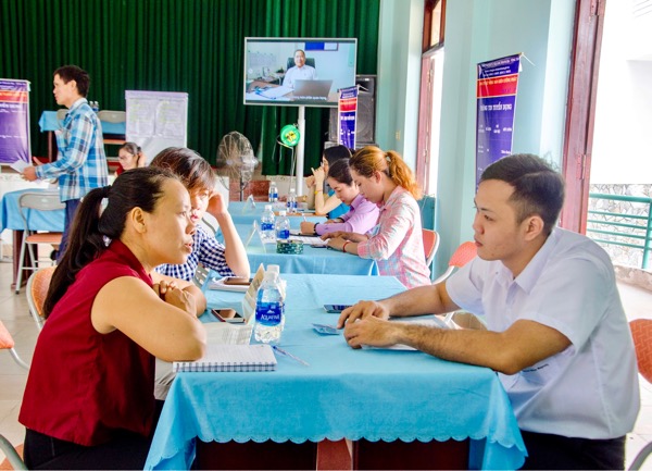Người lao động (trái) được đại diện Công ty TNHH Sản xuất giày Uy Việt (KCN Đông Xuyên, TP.Vũng Tàu) phỏng vấn trực tiếp.