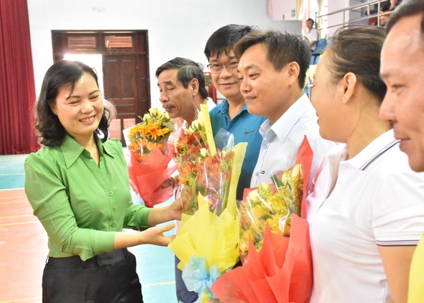 Bà Huỳnh Thị Phúc, Phó Chủ tịch LĐLĐ tỉnh tặng hoa lưu niệm cho Ban Tổ chức hội thao.