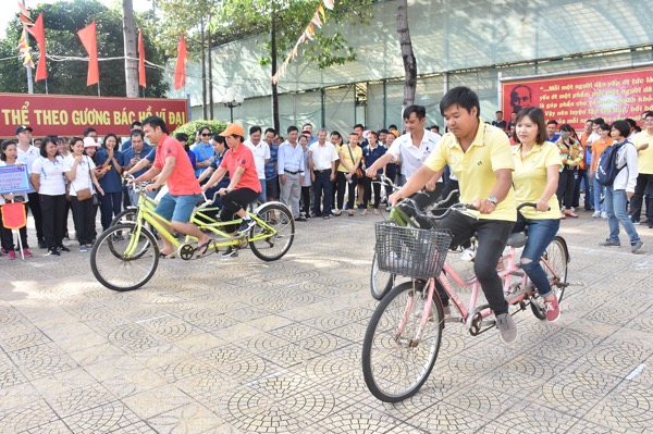 Các VĐV thi đấu môn đi xe đạp chậm.