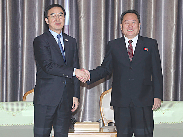 Bộ trưởng Thống nhất Cho Myoung-gyon (trái) và Chủ tịch Ủy ban Tái thống nhất hòa bình Triều Tiên Ri Son-gwon tại cuộc gặp ở Bình Nhưỡng ngày 4-10. 