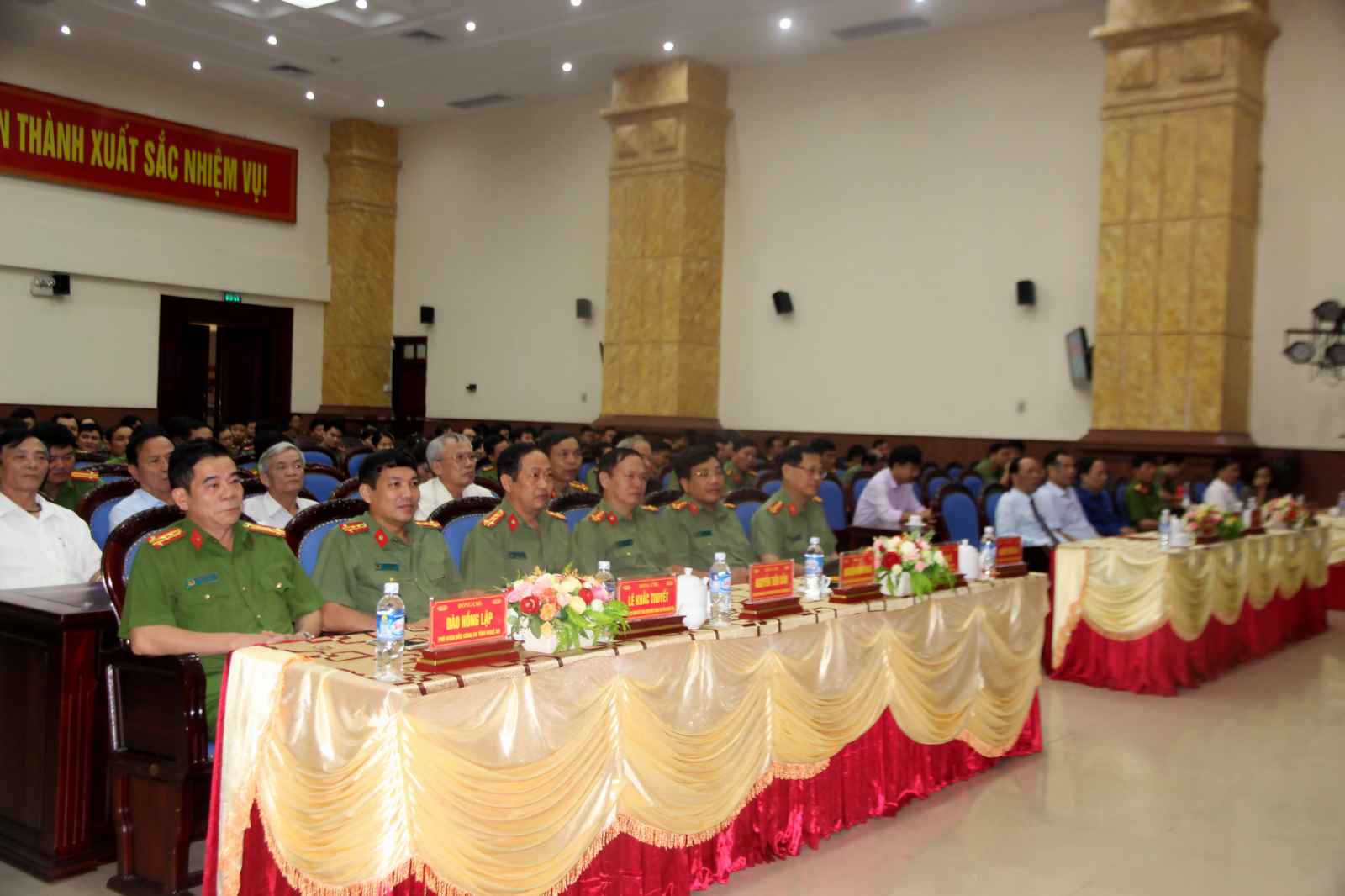 Các đại biểu dự tọa đàm