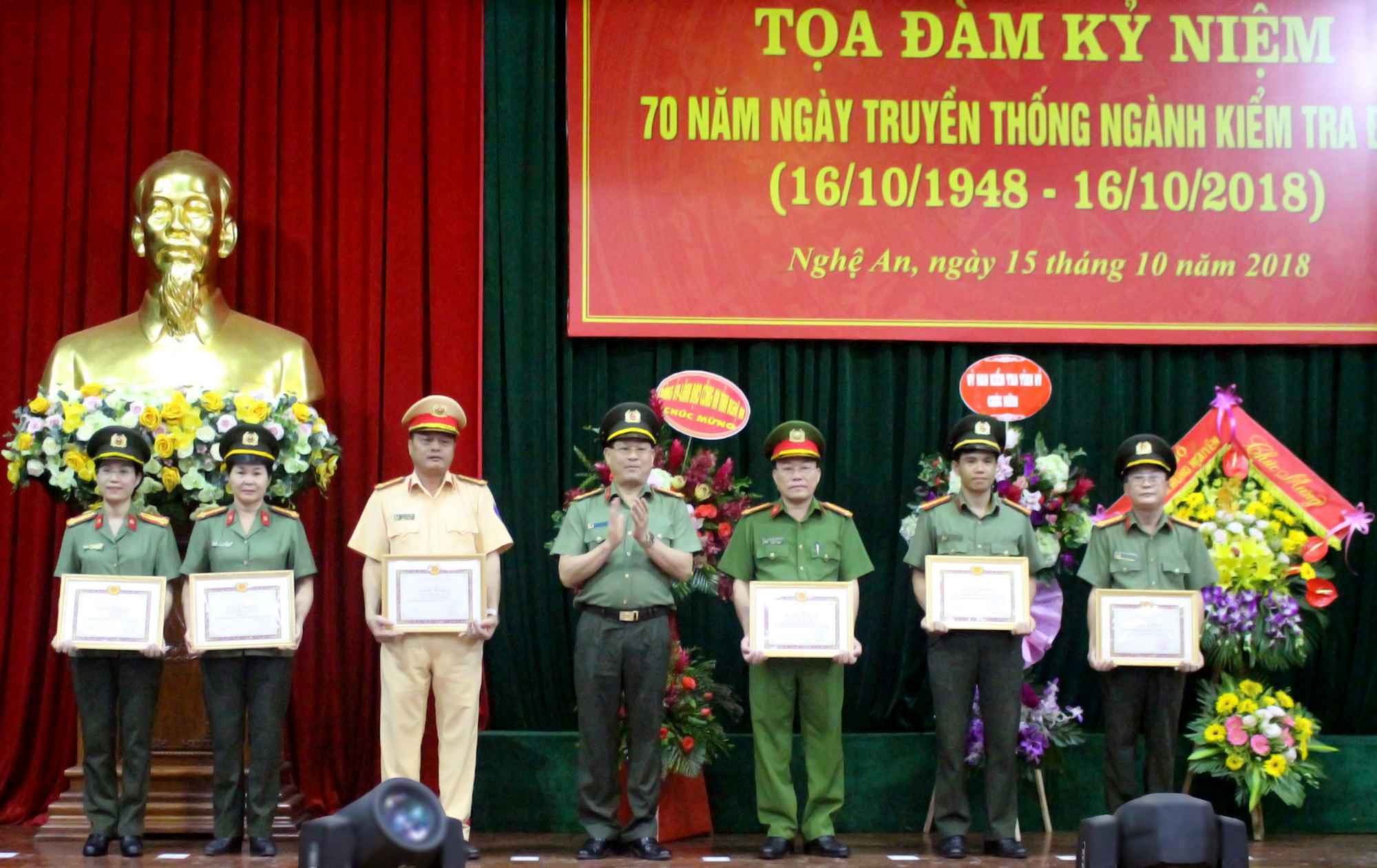 Tặng Giấy khen của Bí thư Đảng ủy Công an tỉnh cho 6 tập thể có thành tích xuất sắc trong công tác kiểm tra, giám sát Đảng