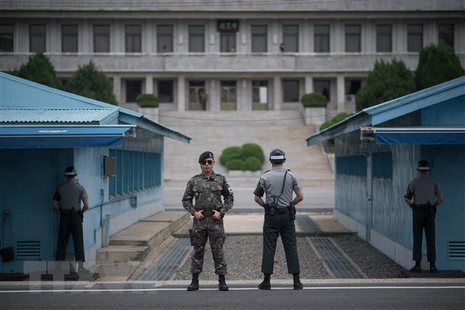 Binh sỹ Hàn Quốc gác tại Khu vực an ninh chung (JSA)  thuộc khu phi quân sự liên Triều, gần Kaesong. 