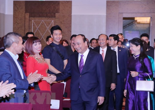 Thủ tướng Nguyễn Xuân Phúc với cán bộ, nhân viên Đại sứ quán Việt Nam và đại diện cộng đồng  người Việt tại Áo và một số nước châu Âu. 
