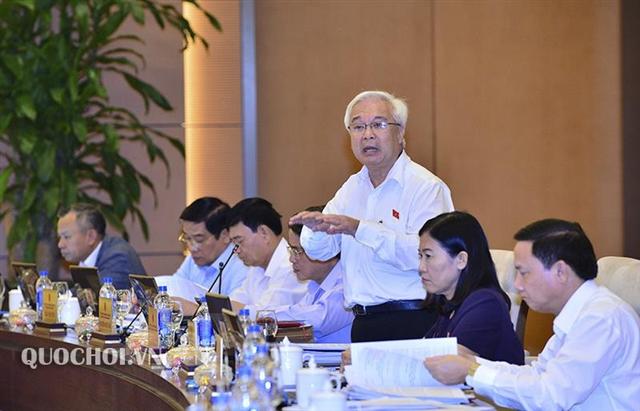 Các thành viên Ủy ban Thường vụ Quốc hội thảo luận tại phiên họp