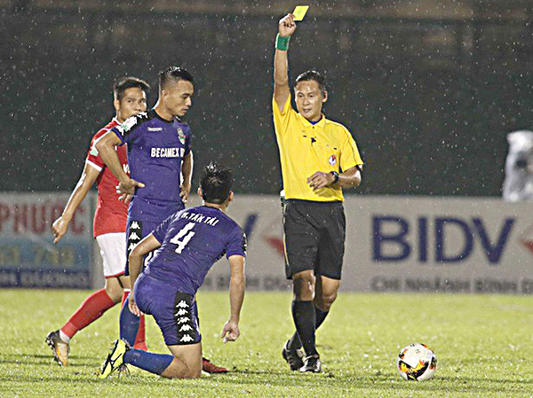 Trọng tài Trần Văn Lập trong vụ “bẻ còi” đầy tai tiếng trên sân Bình Dương ở vòng 22 V-League.