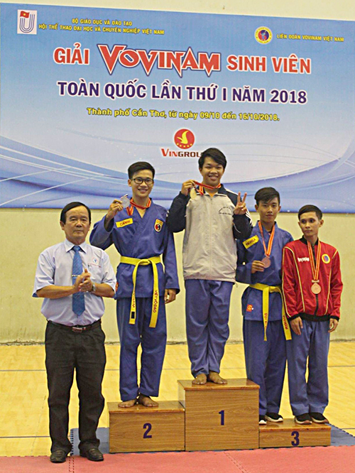 Sinh viên Nguyễn Hoàng Duy đạt huy chương Vàng nội dung quyền Tinh hoa lưỡng nghi kiếm pháp.